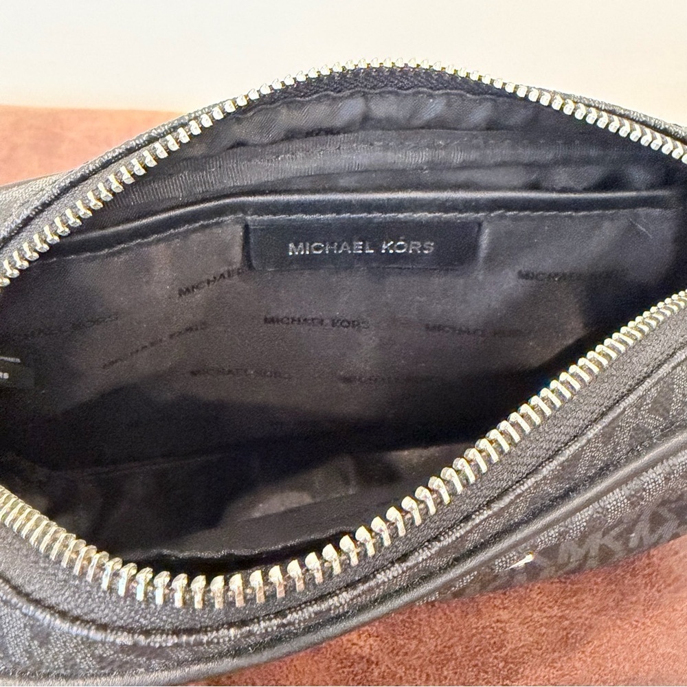 Michael Kors Charcoal Logo Classic Crossbody Bag with Chic Infinity Scarf - Picture 9 of 14